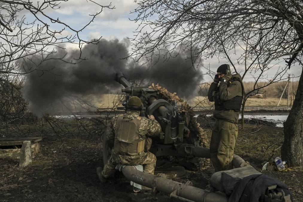 El ejército ruso proseguía el domingo sus esfuerzos para rodear <b>Bajmut</b> (este), ciudad símbolo de la guerra en Ucrania, afirmó el ejército ucraniano, que asegura haber repelido los ataques.