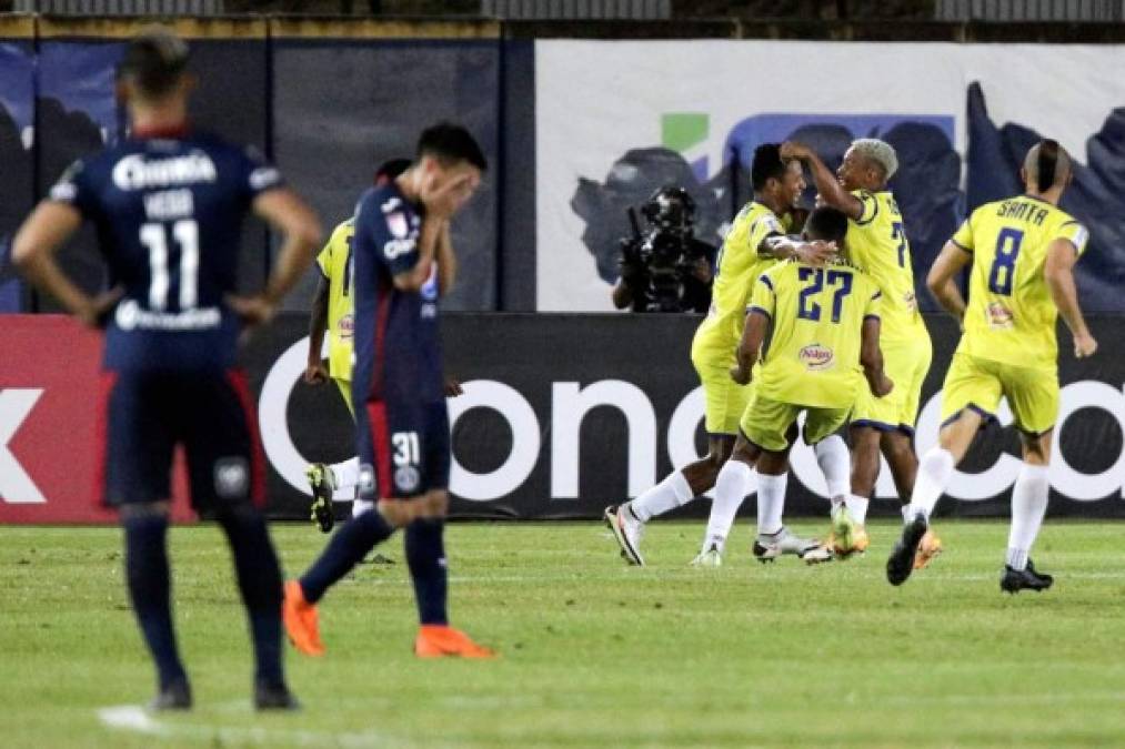 Jugadores del Universitario celebran el gol de Lionel Triana ante el lamento de los motagüenses.