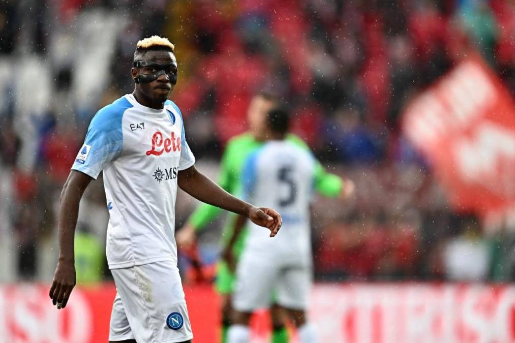 Victor James Osimhen: El goleador nigeriano podría llegar al PSG para la próxima campaña. En el caso del delantero nigeriano del Napoli, el PSG habría llegado ya a un acuerdo con su agente para cerrar el fichaje, pese a que éste ha priorizado siempre a la Premier League.