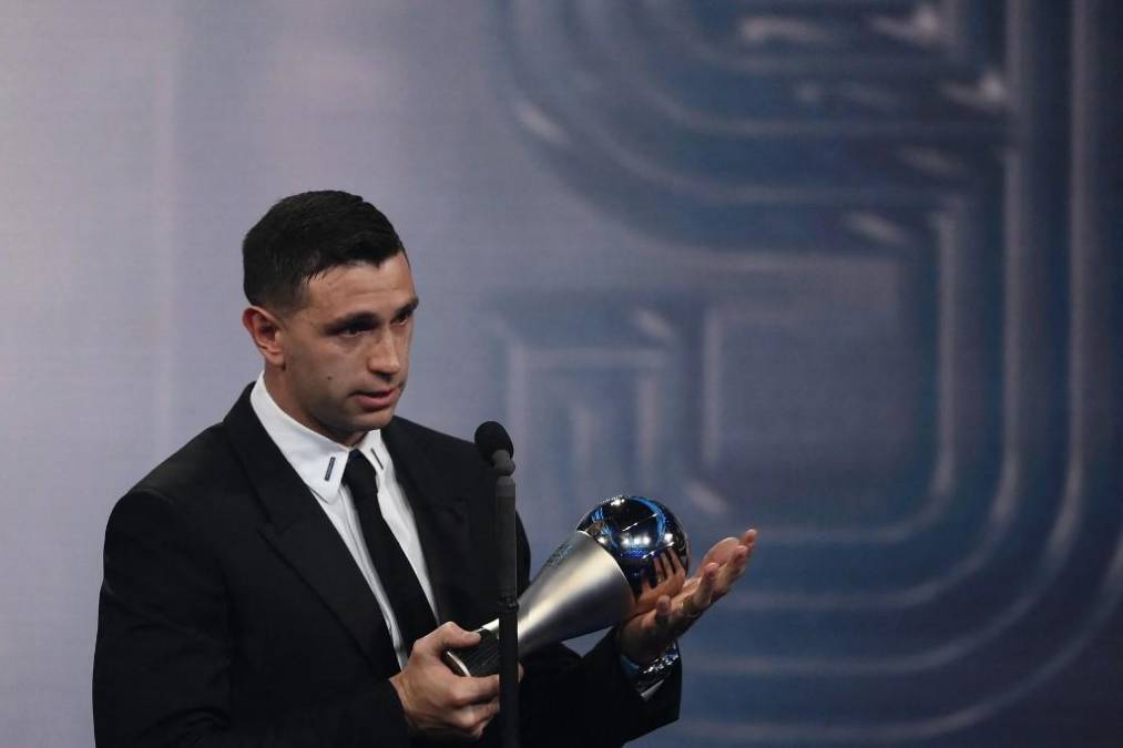 <b>Emiliano</b> ‘Dibu’ Martínez fue galardonado con el premio FIFA The Best al mejor arquero del mundo, luego de haberse proclamado campeón del mundo con Argentina en Qatar 2022.