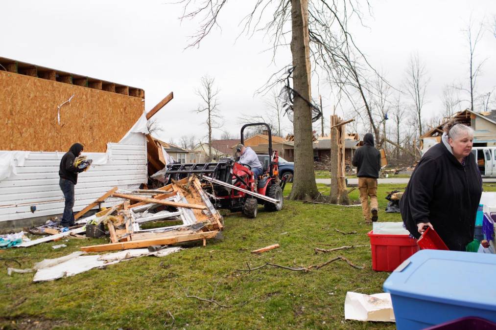 El gobernador de Kentucky, Andy Beshear, dijo en redes sociales que otro <b>tornado</b> pasó por los poblados de Gallatin y Trimble en su estado, sin víctimas mortales.