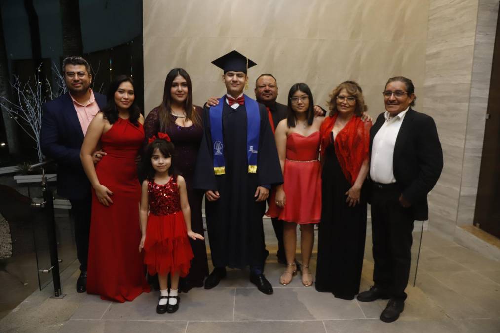 El graduando Erick León junto con sus familiares. 