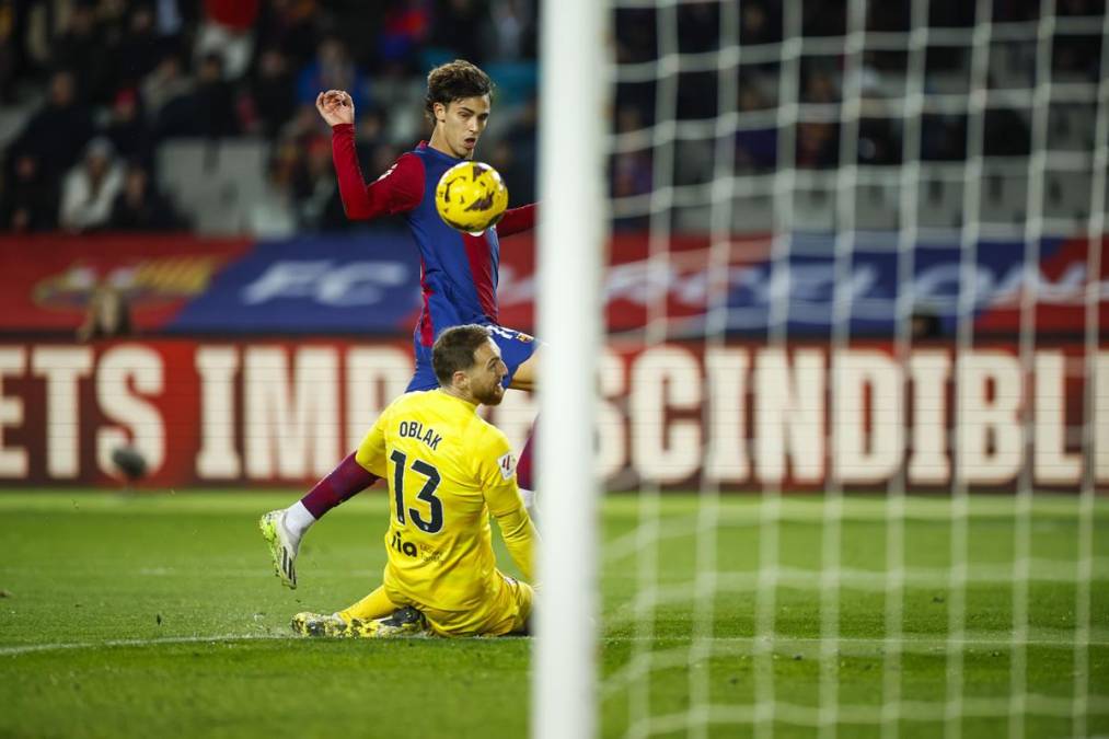 La secuencia del golazo de Joao Félix picándole el balón a Jan Oblak para el 1-0 del Barcelona.