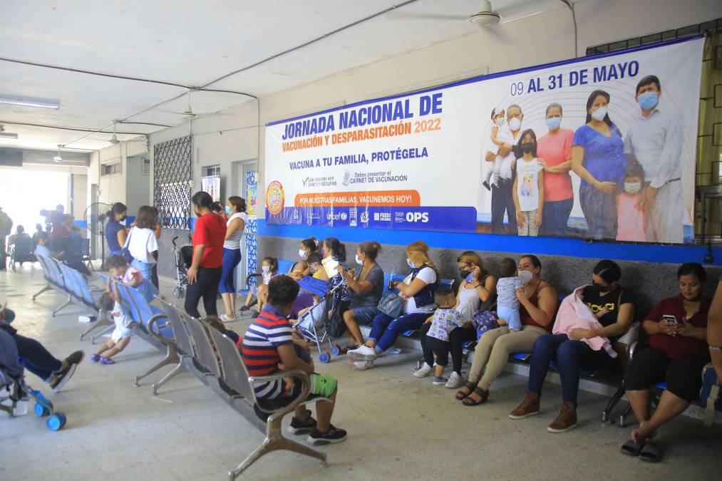 La afluencia fue masiva a centros de salud como el Miguel Paz Barahona. 