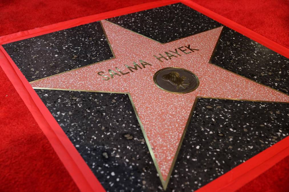 La estrella de Hayek está situada muy cerca del Chinese Theatre, un emblemático cine de la calle Hollywood Boulevard, y ahí acudieron numerosos fans hispanos de la actriz para ver la ceremonia.