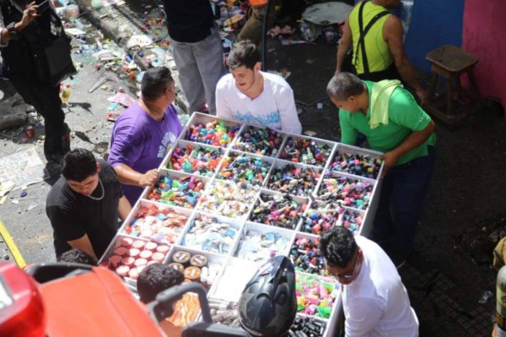 Muchos de los vendedores perdieron sus productos y varias personas llegaron a saquear algunos de los negocios a provechando el siniestro.