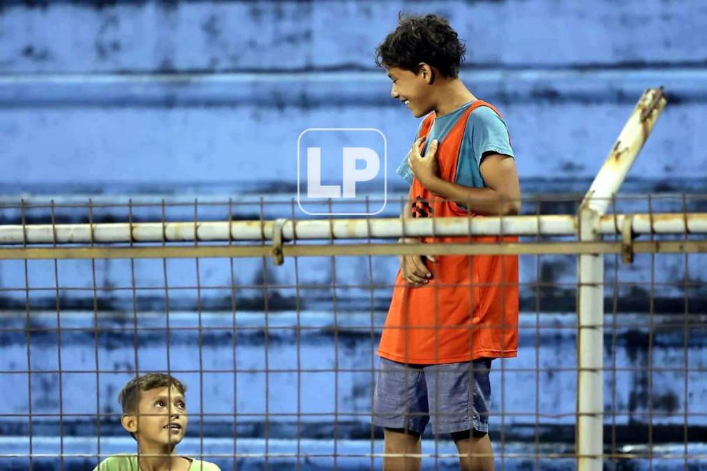 Fotos: El apagón en el Olímpico, gran detalle de Edrick Menjívar con un niño, novia preocupada y lo que le tiraron a Troglio