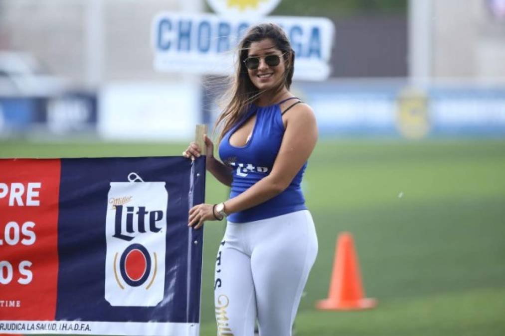 Esta hermosa edecán adornó la cancha del estadio de Choluteca.