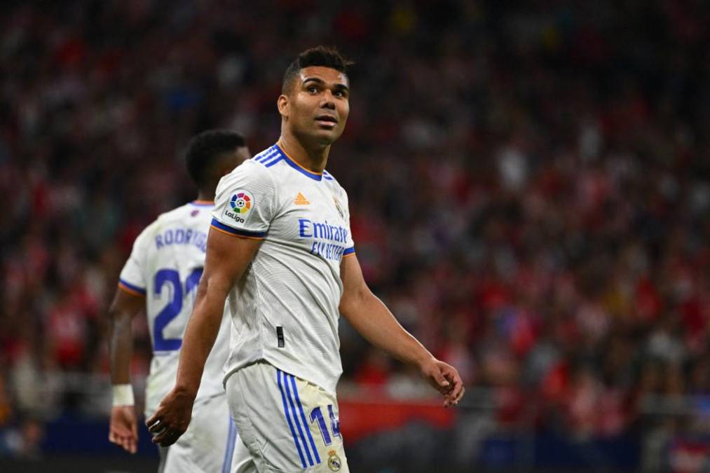 El centrocampista brasileño Casemiro, con contrato hasta 2026 con el Real Madrid, ha recibido tres propuestas para cambiar de aires. Según informa la Cadena SER, Juventus, Paris Saint-Germain y un club de la Premier inglesa estarían dispuestos a ficharlo.