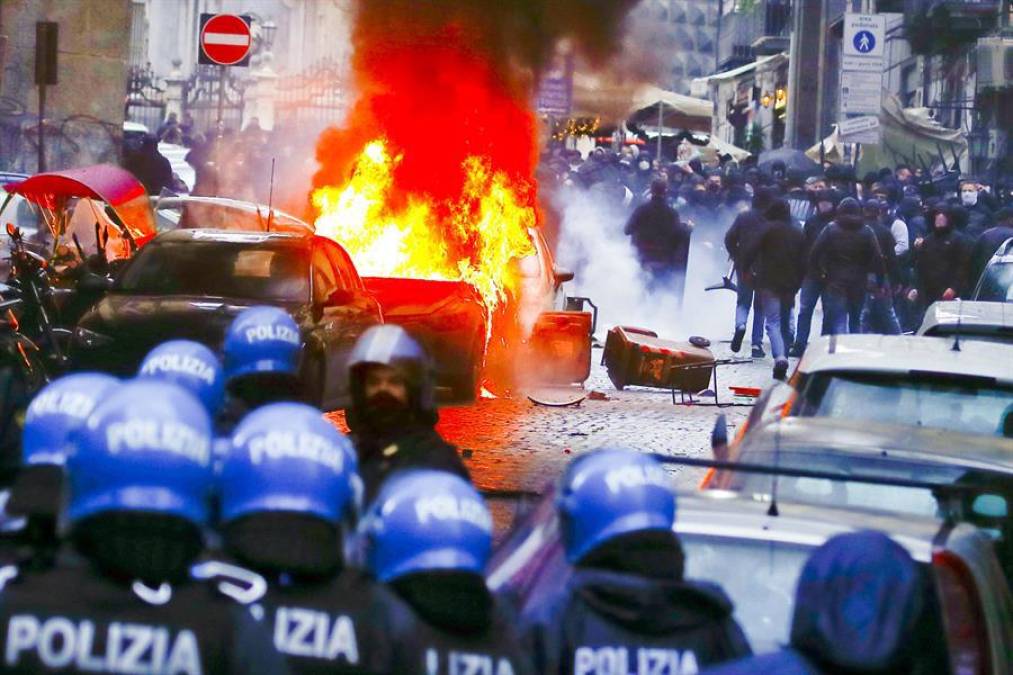 Piedras y autos quemados: Hinchas protagonizan disturbios en Italia