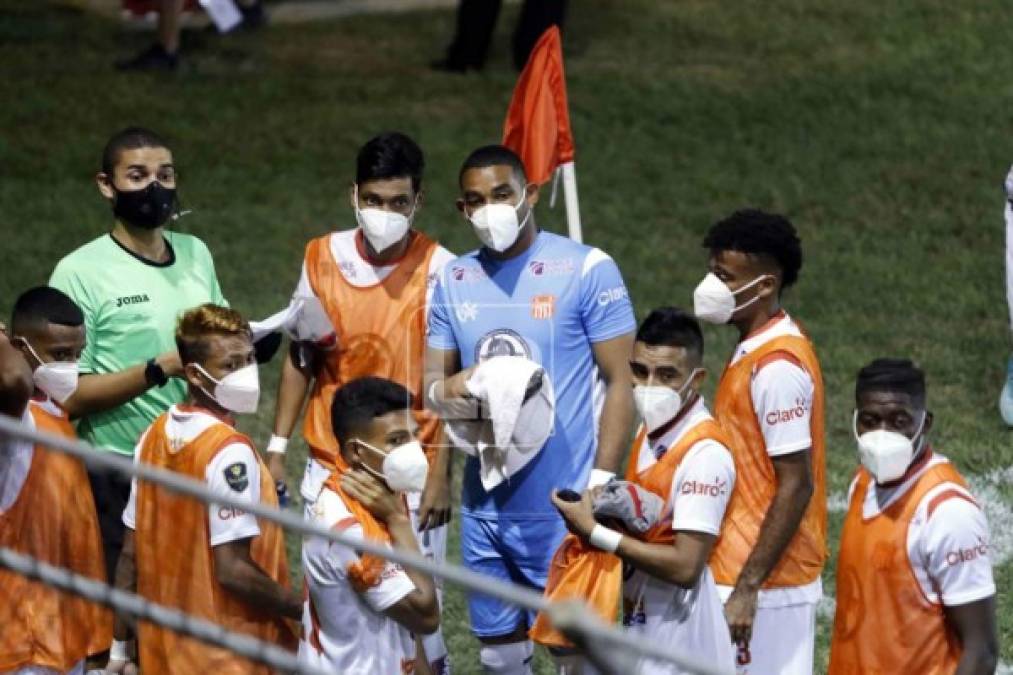 Los suplentes del Vida, todos con mascarillas previo al partido ante Honduras Progreso.