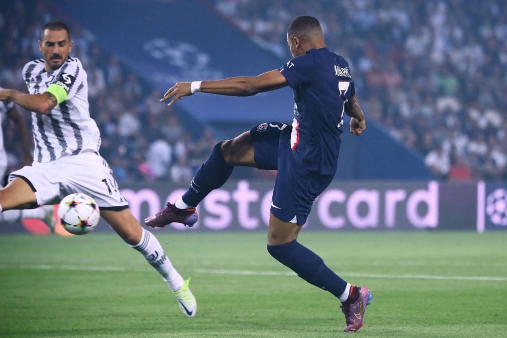 Kylian Mbappé, tras una gran asistencia de Neymar, marcó con este disparo el 1-0 del PSG contra la Juventus. Tremendo golazo.