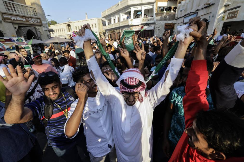 El rey de Arabia Saudí, Salman bin Abdelaziz, decretó que este miércoles será festivo en todo el país con motivo de “la victoria de la selección saudí contra la selección argentina en la Copa del Mundo”, informó la agencia de noticias oficial del país árabe SPA.