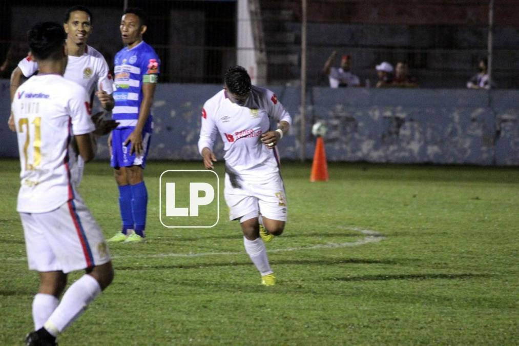 Tras marcar su segundo gol, Michaell Chirinos se besó el escudo del Olimpia.