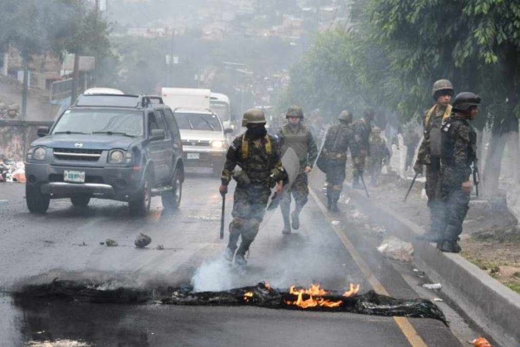 Los militares desalojaron a varios manifestantes para reanudar la circulación del tráfico vehicular en algunas partes de Tegucigalpa.