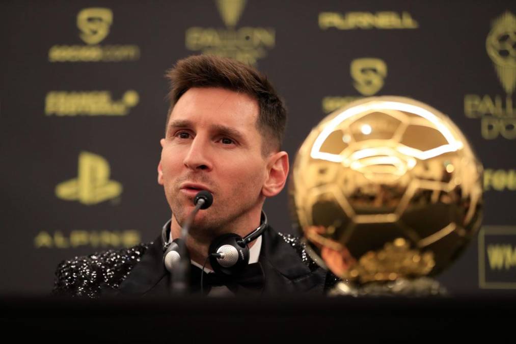 Lionel Messi habló en conferencia de prensa acompañado por su Balón de Oro 2021.