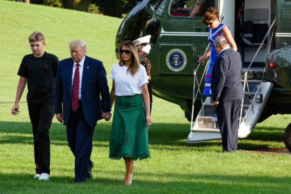 Como ya es costumbre, Melania Trump lució impecable con su atuendo, optó por una falda verde y una blusa blanca.