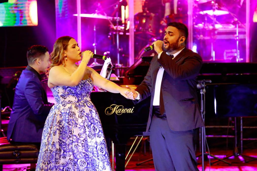 Cinthya Aguilar y Samuel Leons cantaron “Vivo por ella”, de forma magistral. 