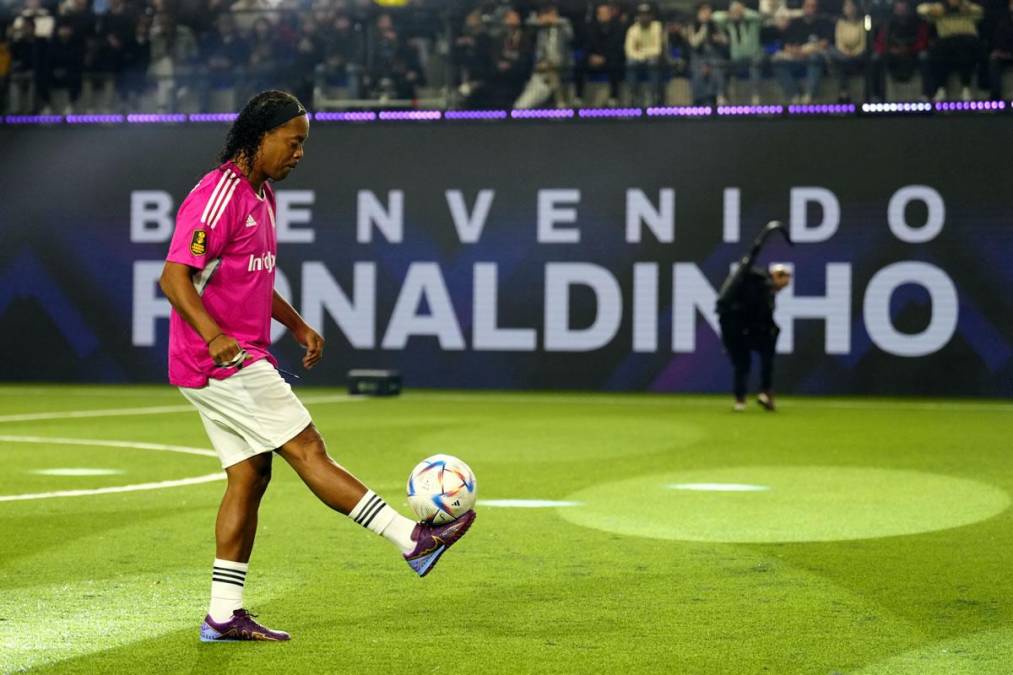 Ronaldinho fue el gran protagonista del partido a pesar de la derrota de Porcinos FC ante Pio FC en la tanda de penaltis después de terminar el tiempo reglamentario con 0-0. 