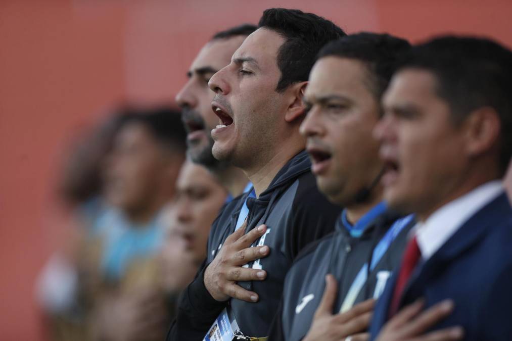 Encabezados por Luis Alvarado, el resto del cuerpo técnico de Honduras también entonó con fervor el Himno Nacional.