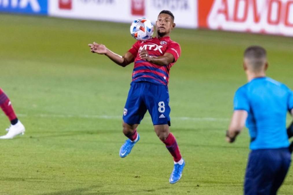 Bryan Acosta - El volante hondureño de 27 años del FC Dallas se embolsa en la MLS 650 mil dólares más un bonus, para completar los 700 mil dólares por temporada.