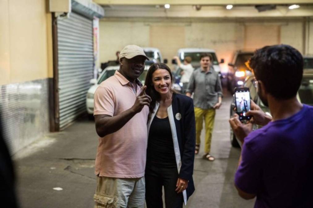 La victoria de Ocasio Cortez fue la más destacada del supermartes porque logró vencer a Joseph Crowley, de 56 años, un poderoso congresista demócrata conocido también como el 'rey de Queens' y que ocupaba su escaño desde 1999.