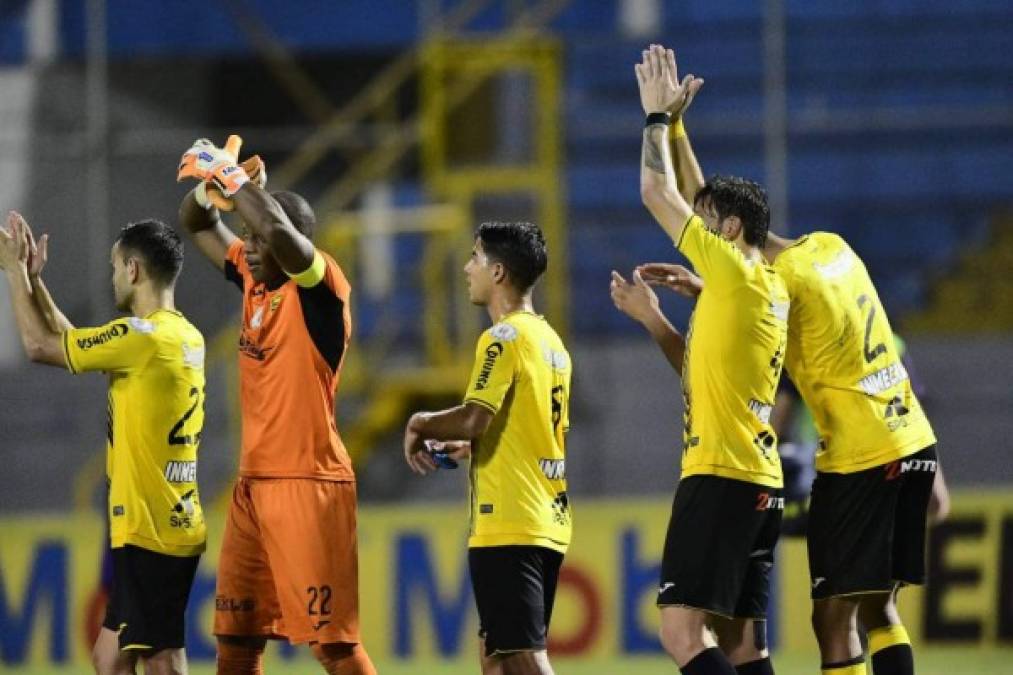 Jugadores del Real España saludan a la afición aurinegra y agradecen el apoyo al final del juego. Foto Yoseph Amaya