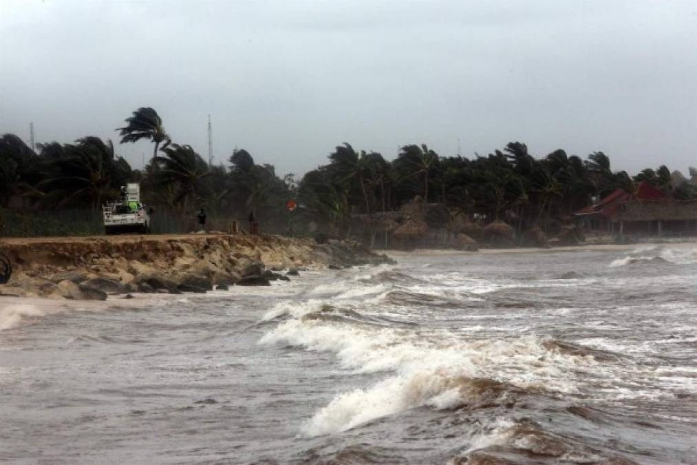 Se espera que este mismo jueves el ciclón entre al Golfo de México, pero entre de nuevo a territorio mexicano el viernes por la noche o el sábado por la mañana, esta vez por el oriental estado de Veracruz.