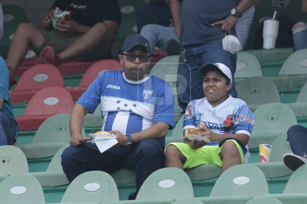 Padre e hijo llegaron desde muy temprano bien identificados con los colores de la selección de Honduras.