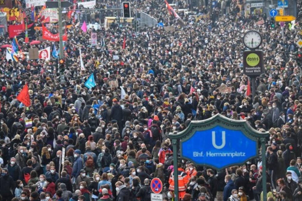 El incidente más reseñable fue la suspensión de la principal protesta convocada por el movimiento 'Querdenker', negacionistas de la pandemia. Mientras, la tradicional manifestación revolucionaria de Berlín en esta ocasión estaba centrada en los problemas de vivienda, y la policía esperaba que se reunieran unas 10.000 personas. Y otras 10.000 personas han participado en marchas ciclistas.