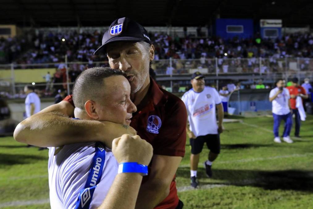 Pedro Troglio le dio un cariñoso abrazo y un beso al utilero del Olimpia, Marvin ‘El Chelito‘ Martínez, tras ganar el título.