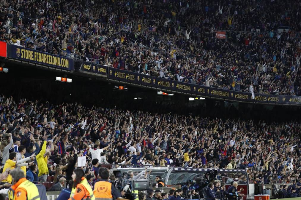 Los aficionados del Barcelona festejan el gol de Robert Lewandowski para el descuento culé en los últimos minutos.