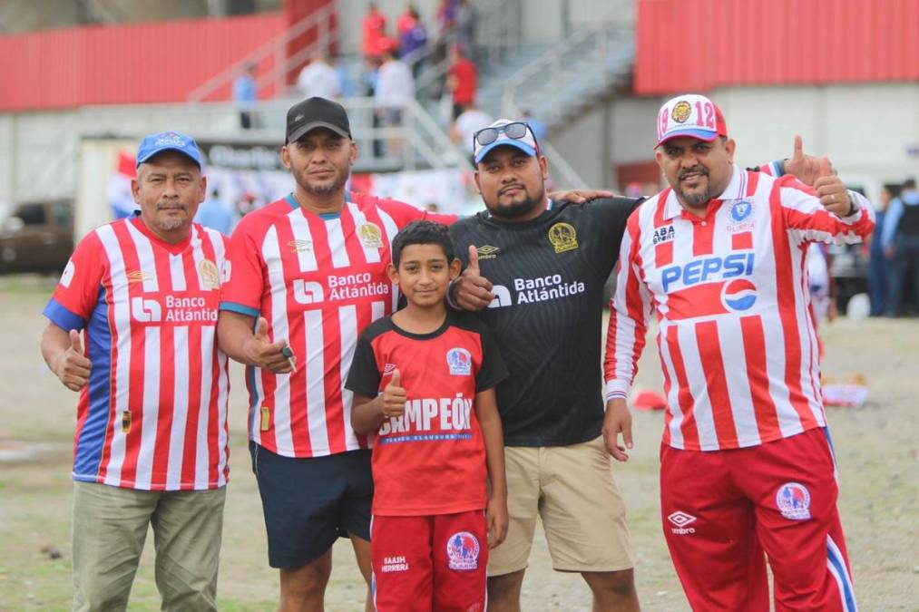 Los aficionados de los Albos no se quisieron perder la gran fiesta ante el conjunto verdolaga.