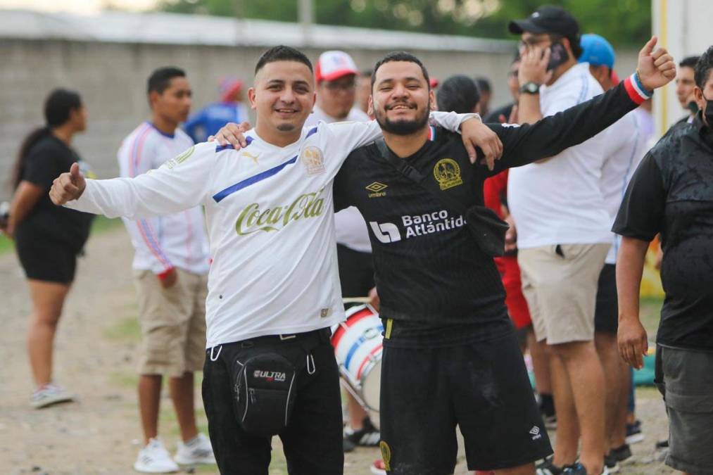 Alegría no faltó en las afueras del estadio Carlos Miranda, los fanáticos llegaron con toda la actitud.