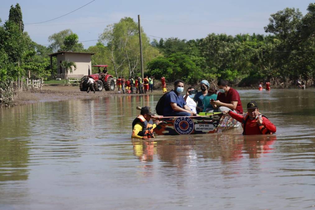 Así trasladan alimentos a más de 500 familias afectadas por inundaciones en los bajos de Choloma (Fotos)