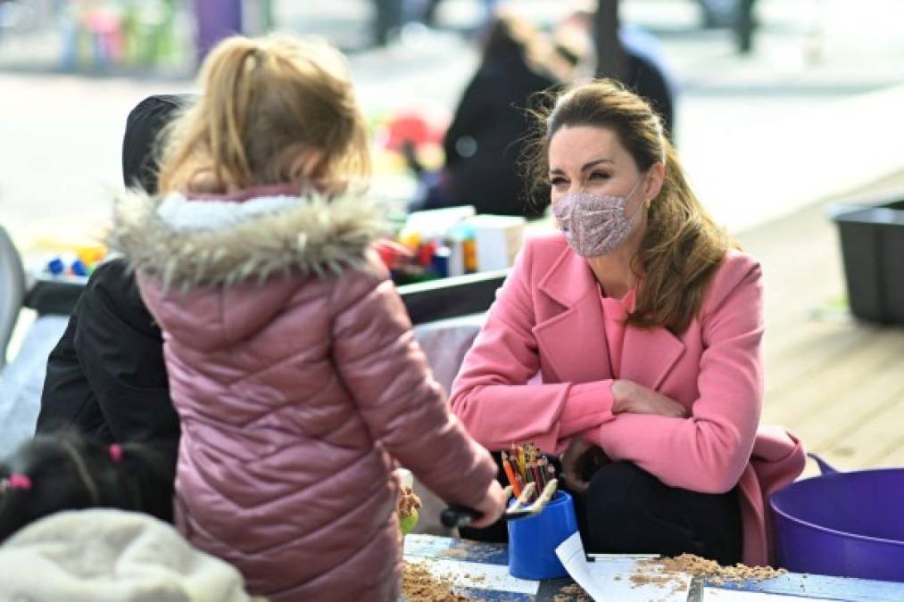 Expertos de la monarquía británica también criticaron que Meghan se haya referido a la duquesa de Cambridge como Kate y no Catherine, el nombre que usa la familia real para la esposa de William para demostrarle respeto como futura reina.