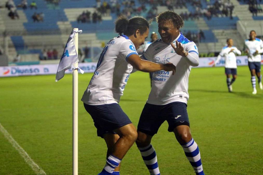 ‘Rambo’ de León y Carlos Pavón celebraron el primer gol del partido al ritmo de punta.