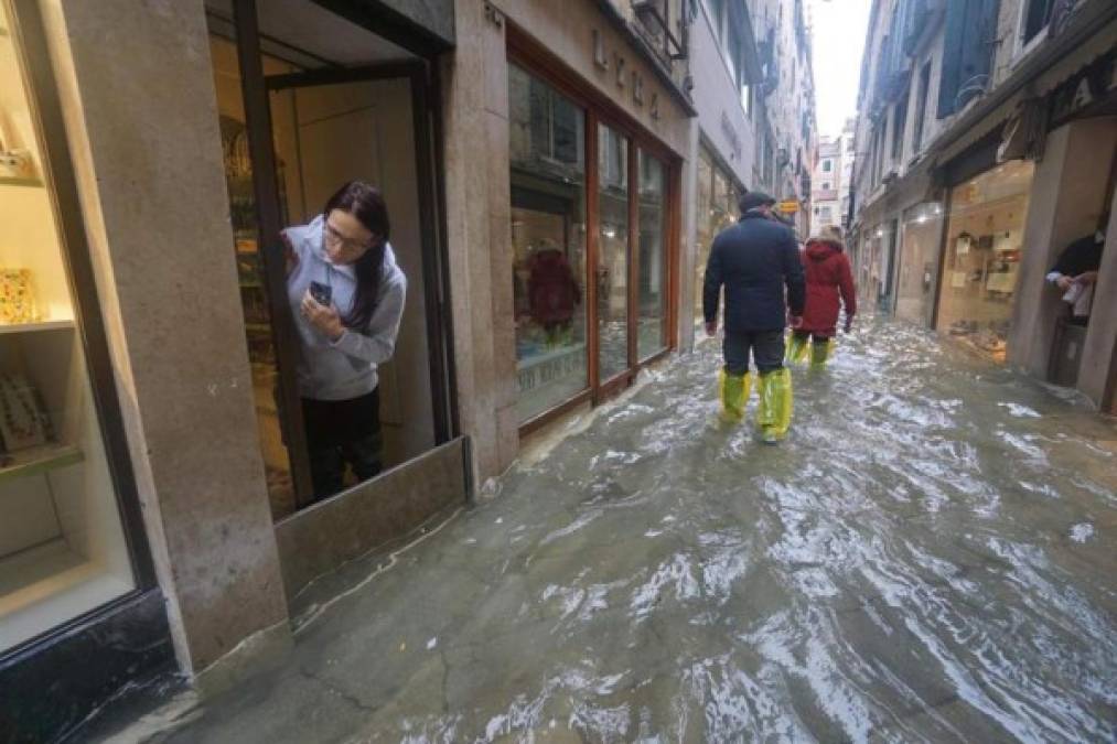 Los hoteles proveen botas de plástico altas para que los turistas puedan recorrer la ciudad.