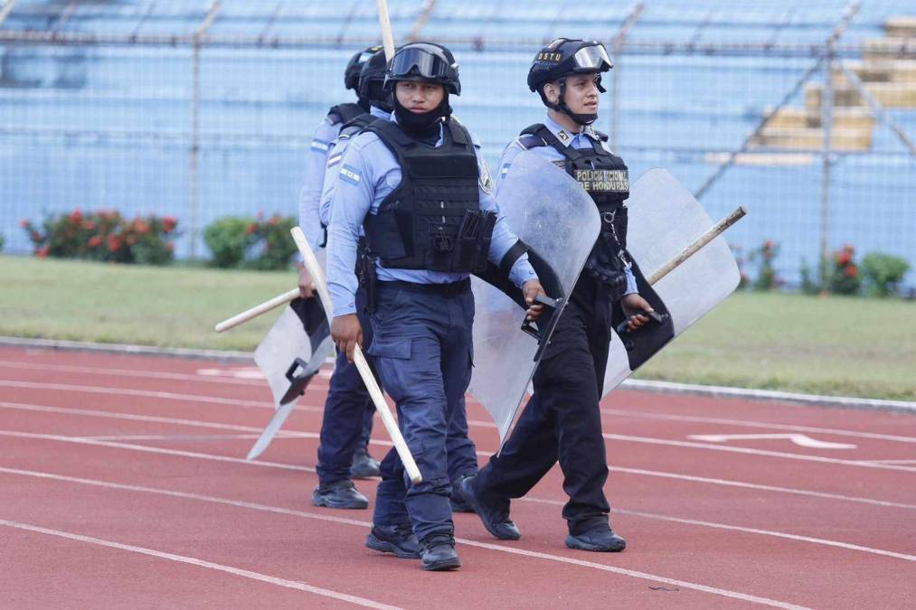 Las autoridades se hicieron presentes en el Olímpico para brindarle seguridad a los aficionados presentes.