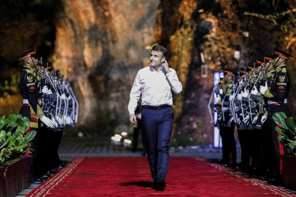 El presidente de Francia, Emmanuel Macron, optó por un estilo desenfadado apareciendo sin cobarta y saco en un evento.