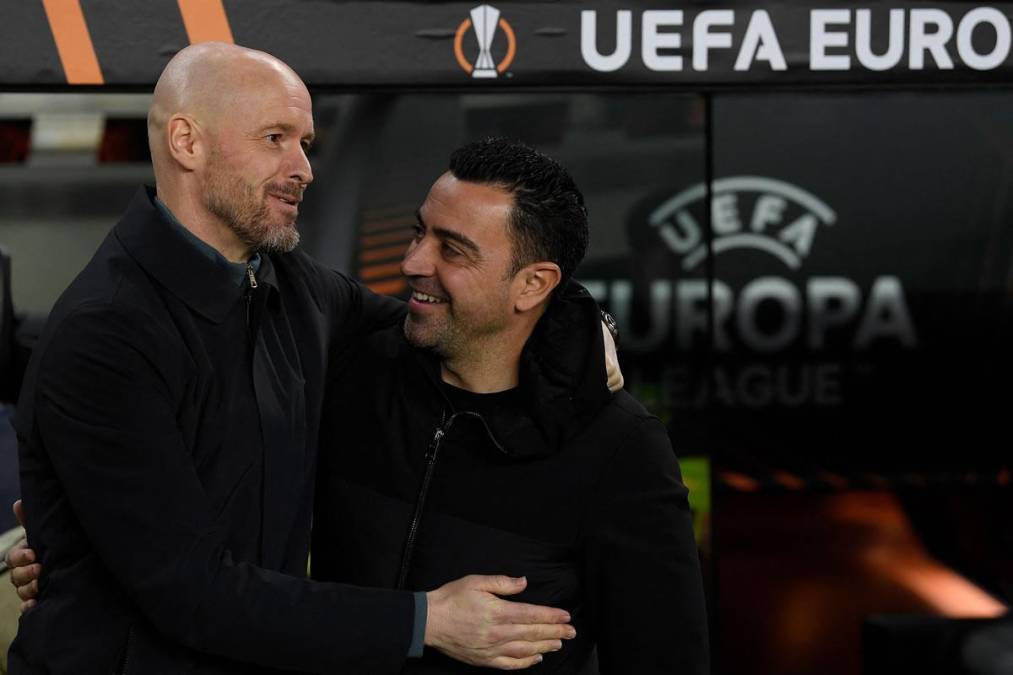 Los entrenadores Erik ten Hag y Xavi Hernández se saludan antes del inicio del partido.