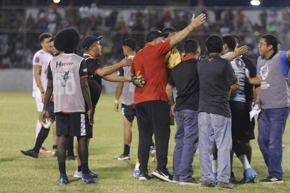 ‘Tato‘ García le señala al cuerpo técnico del Platense que aficionados del Tiburón estaban lanzando objetos al banquillo de Las Panteras del Independiente.