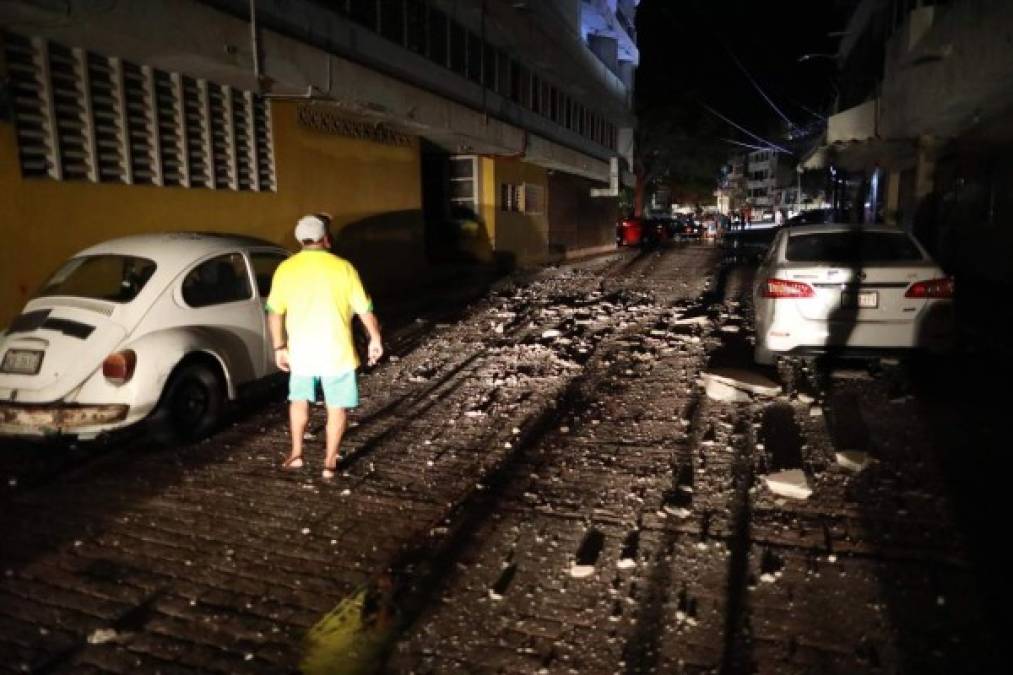 "El sismo ocurrió en la misma fecha en la que hace cuatro años -el 7 de septiembre de 2017- se registró un terremoto de magnitud 8,2 el cual tuvo su epicentro en el Golfo de Tehuantepec y afectó principalmente los estados de Oaxaca y Chiapas, donde 98 personas perdieron la vida, 78 de ellas en Oaxaca, 16 en Chiapas y cuatro en Tabasco."