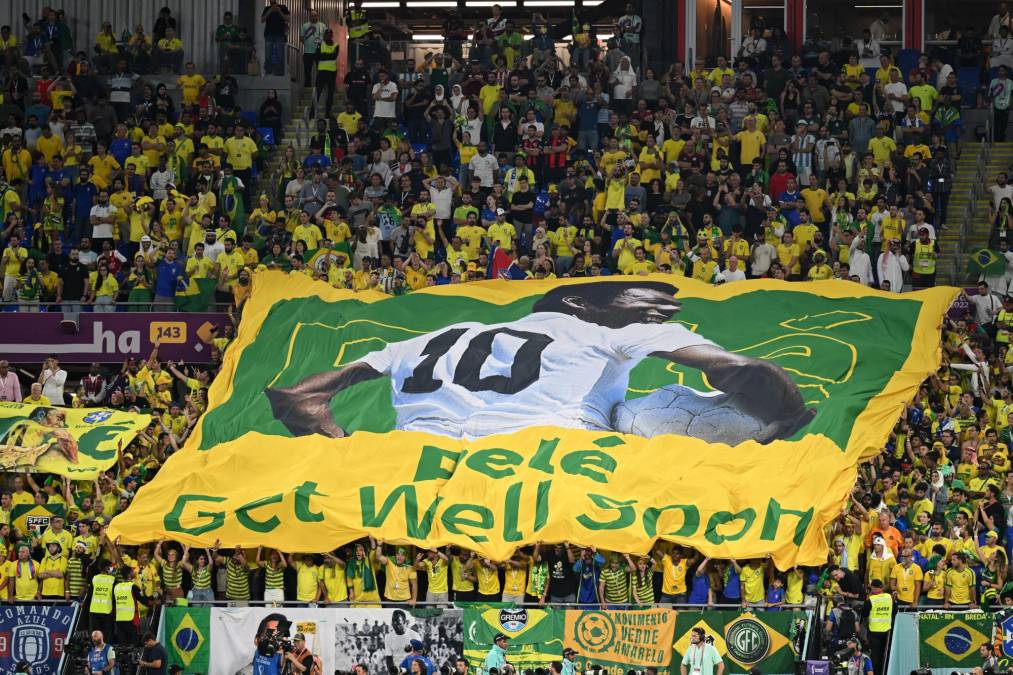 Los fanáticos brasileños desplegaron una pancarta con el mensaje “Pelé, ponte bien pronto”.