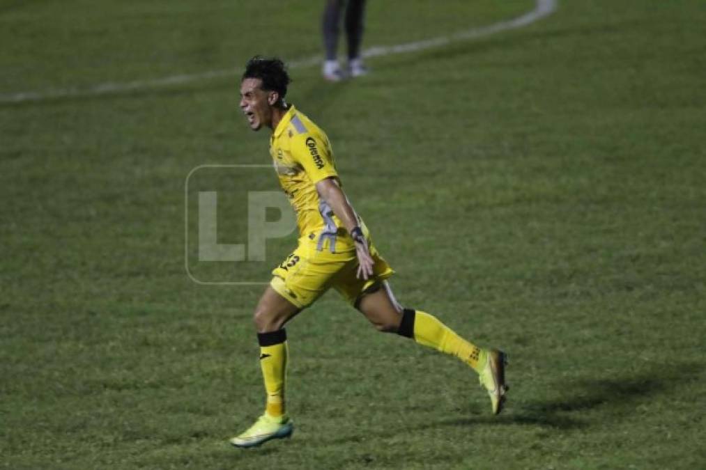 Ángel Tejeda celebrando su golazo con el que puso a ganar al Real España en El Progreso.