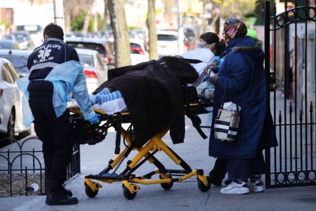 NEW YORK, NY - APRIL 11: Health workers carry a patient to an ambulance on April 11, 2020 in the Brooklyn borough of New York City. According to John Hopkins University, the global death toll from COVID-19 has now reached 100,000 worldwide with many experts believing that the number is actually higher. Spencer Platt/Getty Images/AFP<br/><br/>== FOR NEWSPAPERS, INTERNET, TELCOS & TELEVISION USE ONLY ==<br/><br/>