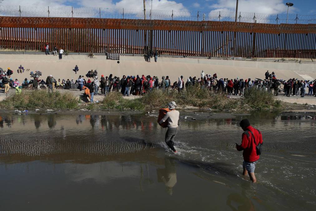 Cientos de migrantes siguen cruzando de forma masiva la frontera sur de Estados Unidos para entregarse a las autoridades estadounidenses en El Paso, Texas, desbordando la ciudad y acampando en las calles pese a las bajas temperaturas.