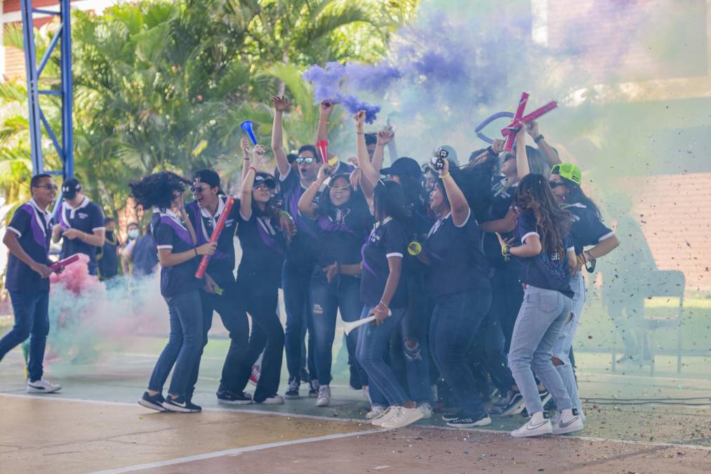 Con humo de colores los Seniors celebraron su entrada al colegio