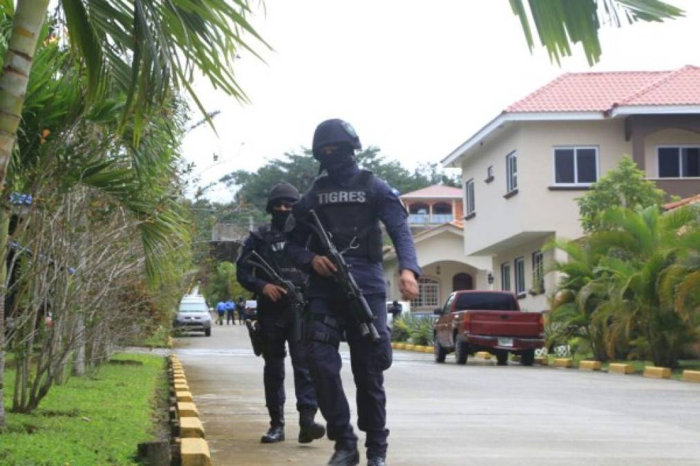 Agentes de la Policía y miembros de las Tropas Tigres en los allanamientos en la colonia Vista del Mar en Puerto Cortés.