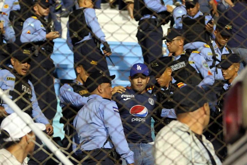 Durante el partido, un aficionado del Motagua fue detenido por elementos de la Policía en las gradas del estadio Nacional Chelato Uclés.